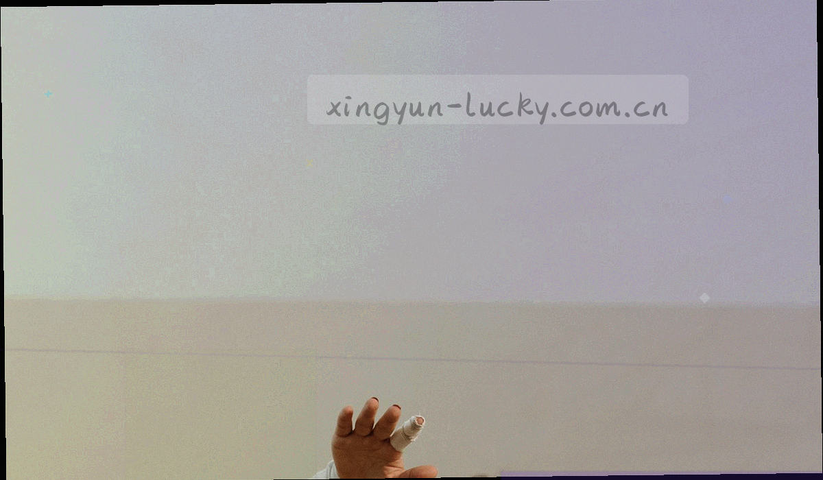 工作台上摆放的零件托盘、螺丝盒与检修工具的平视特写，暖色顶光