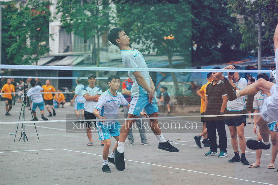 居家厨房环境中一台设备被打开外壳进行检修的近距离照片，画面中只出现手部